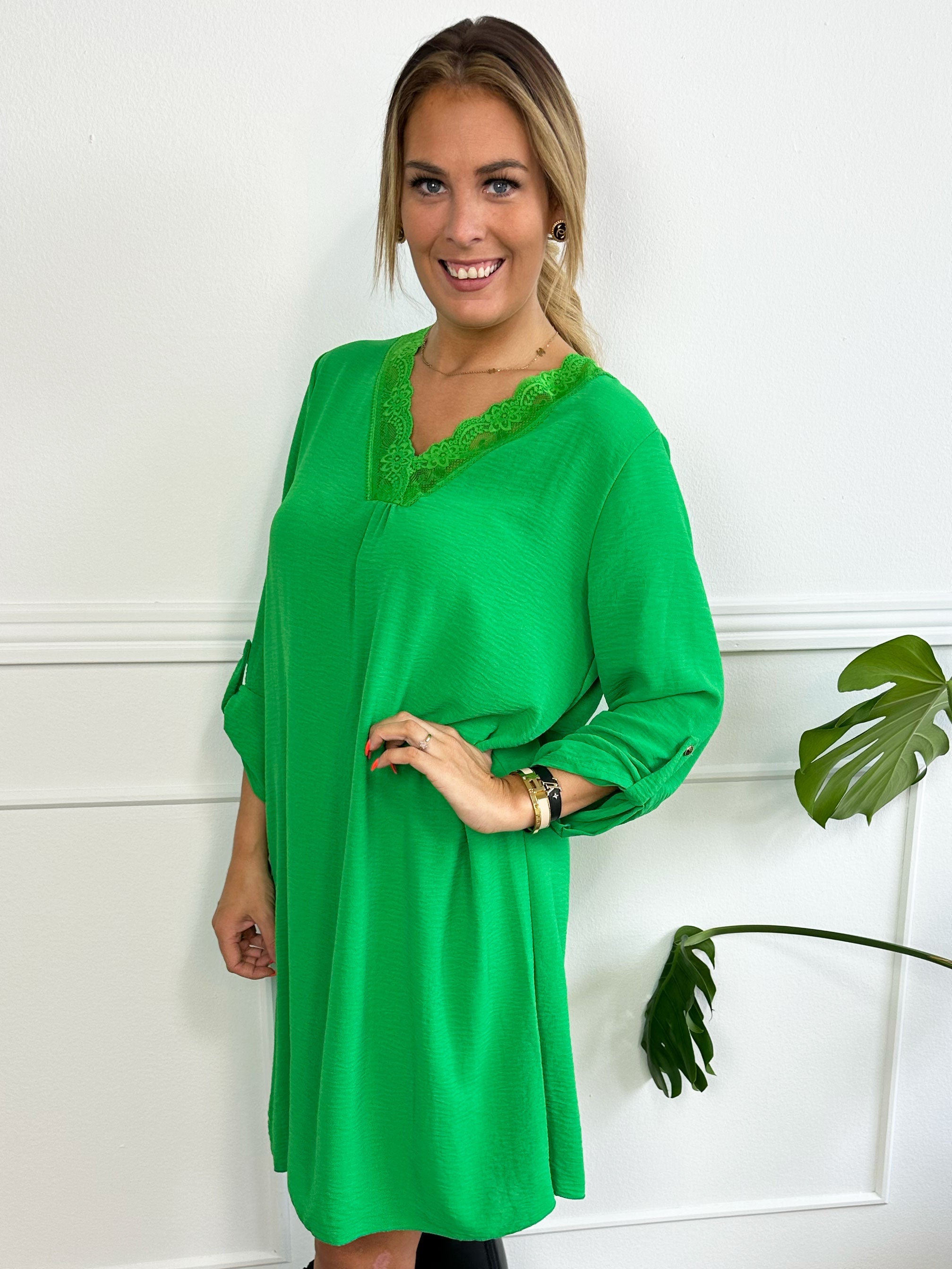 Elly Long - Simpel klänning med spetskant